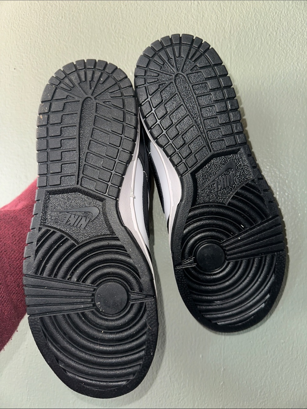 NWT Nike Low-Top Sneakers - Black and White - Picture 5 of 9